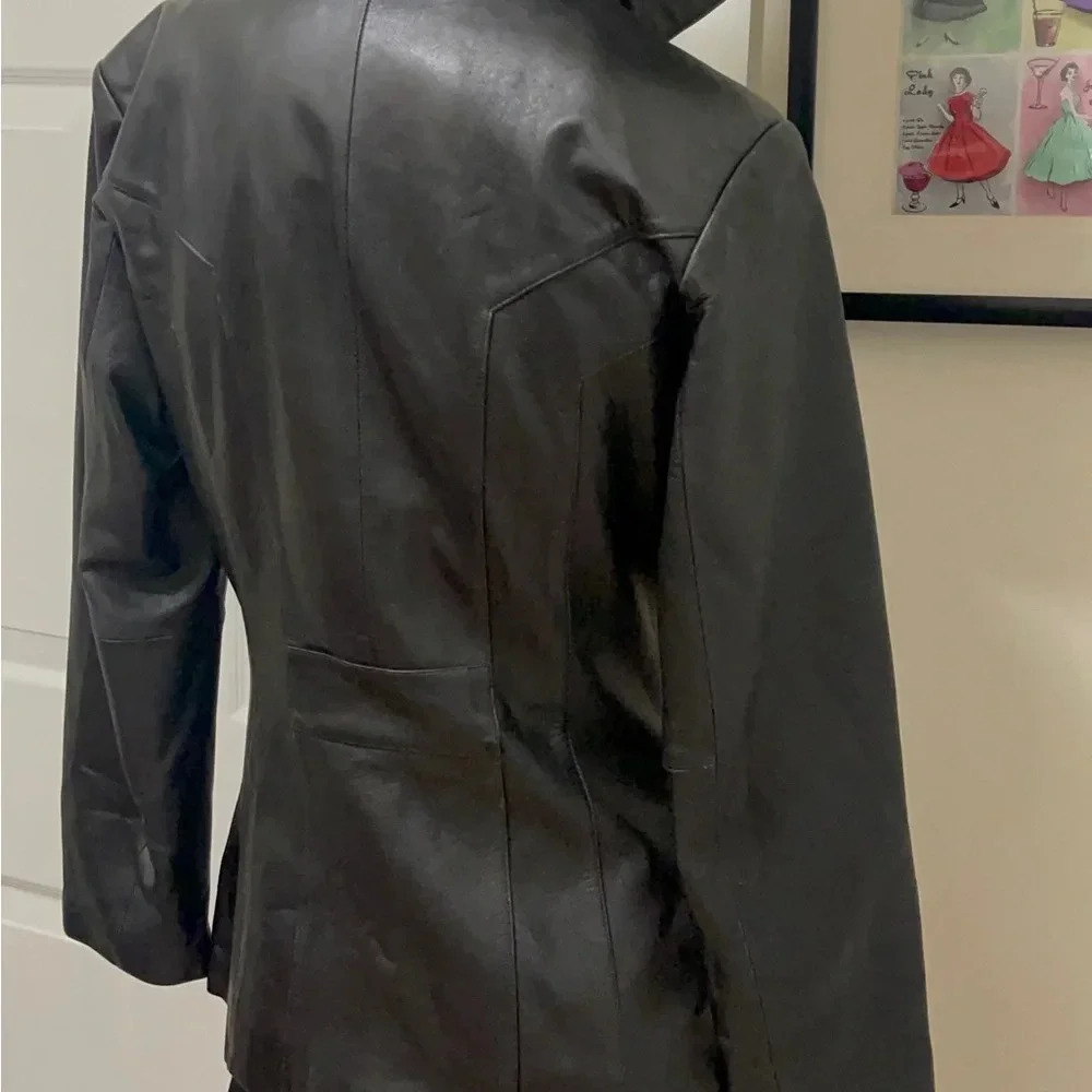 Wilson's leather 100% leather jacket is soft and shiny. Beautiful design - Picture 7 of 16